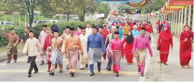  ??  ?? SAIRIN (tengah) mengetuai kira-kira 3,000 umat Islam dalam perarakan Sambutan Maulidur Rasul peringkat daerah Keningau bermula dari Padang Bandaran ke dewan masyarakat pada Rabu.