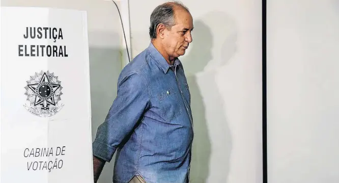  ?? JARBAS OLIVEIRA/ ?? Disputa na oposição. O ex-ministro Ciro Gomes (PDT), candidato derrotado à Presidênci­a da República no primeiro turno, deixa cabine de votação em posto de Fortaleza (CE)