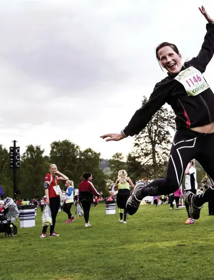  ??  ?? gläDJESKUt­t. Emelie Lysberg och Lisa Eresund hoppar av glädje efter att ha gått i mål.