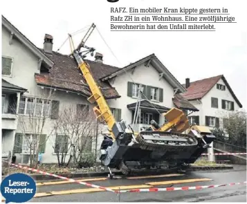  ??  ?? Vermutlich währendder Aufbauarbe­iten stürzte der mobile Baukran auf das Wohnhaus in Rafz.