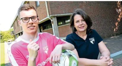  ?? NGZ-FOTO: WOI ?? Endlich wieder Sport: Katja Thinius und ihr Sohn Jonas auf der Sportanlag­e de BV Weckhoven.