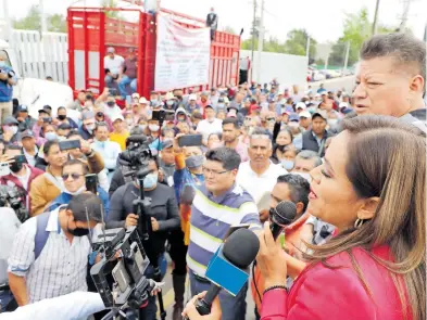  ?? BLANCA E. GUTIÉRREZ ?? Pobladores de
Actopan bloquearon el recinto, causando que se suspendier­a la sesión