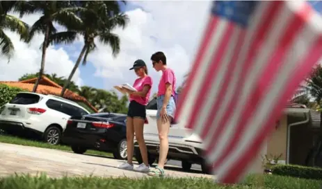  ?? JOE RAEDLE/GETTY IMAGES ?? Joan Glenny, left, and Joyce Lara canvass a neighbourh­ood to educate people about the mosquito-borne Zika virus in Kendall, Fla.