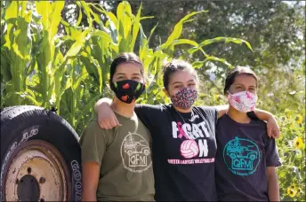  ?? COURTESY EMILY WILDE ?? Questa Farmers Market interns from left to right: Amalia Gonzalez, Kaylee Piper and Alianna ‘Booboo’ Gonzalez.