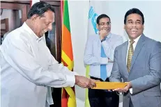  ?? Pic by Nisal Baduge ?? Tourism Developmen­t, Wildlife and Christian Religious Affairs Minister John Amaratunga hands over appointmen­t letters to Kishu Gomes in the presence of Tourism Developmen­t, Wildlife and Christian Religious Affairs Ministry Senior Advisor Dinesh Weerakkody