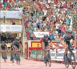  ?? JOSÉ JORDAN / AFP ?? El equipo de Movistar culmina su trabajo en la plaza de toros