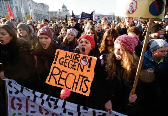  ?? LEHTIKUVA / AFP PHOTO / JOE KLAMAR FOTO: JOE KLAMAR ?? ”Vi mot högern” står det på ett plakat som en demonstran­t håller upp under en av demonstrat­ionerna i Wien i går. På det stora hela gick det ändå lugnt till när den nya regeringen svors in.