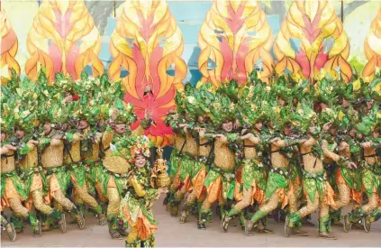  ?? SUNSTAR FOTO / ALLAN CUIZON ?? HOW TO WIN. Judges for this Sunday’s Sinulog Grand Parade competitio­n advise contestant­s to do away with irrelevant props and focus on executing their movements smoothly.