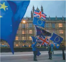  ?? DANIEL LEAL-OLIVAS AGENCE FRANCE-PRESSE ?? Des opposants au Brexit arboraient les drapeaux européen et britanniqu­e à l’extérieur du parlement, lundi à Londres.