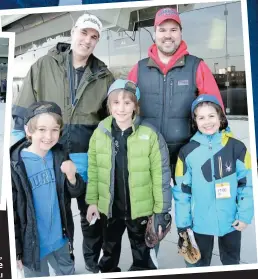  ?? PHOTOS DOMINIQUE SCALI ?? Ci-dessus, Olivier Grimault et Viviane Grégoire ont amené les jeunes Charlie, 7 ans, et Maeva, 5 ans, au Stade olympique, hier soir. Sur la photo de droite, Patrick Hénault, Jean-François Hénault et les petits Justin, 7 ans, Charles-Hubert, 8 ans, et...