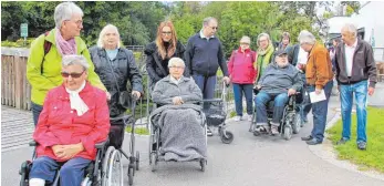  ?? SZ-FOTO: KÖ ?? Rollstuhlf­ahrer und Gehbehinde­rte haben eine kleine Tour durch Ehingen unternomme­n.