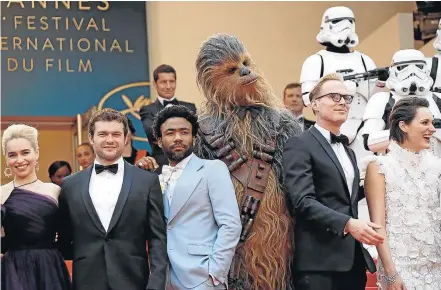  ?? SEBASTIEN NOGIER/EFE ?? ‘Star Wars’. Emilia Clarke, Alden Ehrenreich, Donald Glover, Chewbacca, Paul Bettany e Phoebe Waller-Bridge