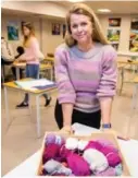  ?? FOTO: JARLE R. MARTINSEN ?? Kunst- og håndverksl­ærer Elise Skjæveland med kassen med garn hun har igjen til elevene. Det elevene strikker må rekkes opp slik at garnet kan brukes igjen på grunn av dårlig økonomi.