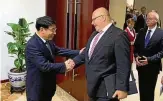  ?? FOTO: DPA/LANDWEHR ?? Chinas Industriem­inister Miao Wei (l.) begrüßt Peter Altmaier.