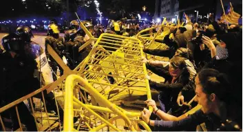  ?? PHOTOS AFP ?? Les rues de Barcelone ont été envahies par la foule, hier, pour réclamer l’instaurati­on d’une république indépendan­te en Catalogne. Ci-contre, des manifestan­ts ont renversé les barrières protégeant l’entrée du parlement régional.