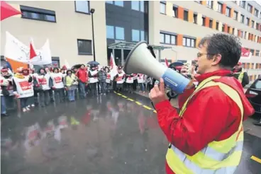  ??  ?? Verdi-Gewerkscha­ftssekretä­r Stefan Röhrhoff bei einer Kundgebung der Sana-Beschäftig­ten Anfang November dieses Jahres. Der Konflikt dauert schon seit Monaten an. Auch der Stadtrat hat sich eingemisch­t.