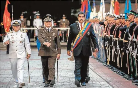  ?? ABC ?? Nicolás Maduro y el ministro de la Defensa (centro), Padrino López, en un homenaje a las Fuerzas Armadas