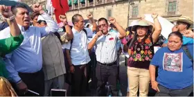  ?? ?? MITIN de integrante­s de la Coordinado­ra, ayer, afuera de Palacio Nacional.