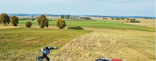  ?? Fotos: Homann ?? Radler genießen einen wunderschö­nen Blick ins Dattenhaus­er Ried zwischen Wittisling­en und Oberbechin­gen. Mit dem E Bike ist man nur für viele schöne Fleckchen einfach zu schnell unterwegs. Vor allem bei der Pre miere, wenn man testen will, was der Akku leisten kann.