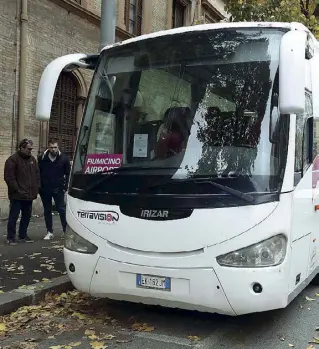  ??  ?? Il pullman responsabi­le della tragedia. (fotoserviz­io di Mario Proto)