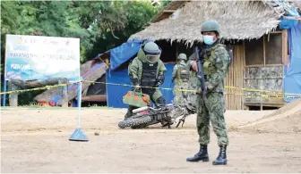  ??  ?? A Police photo shows the readiness of the Explosive Ordinance Disposal in this simulation held at the Police Regional Office in Zamboanga City.