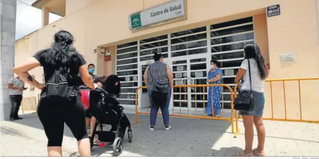  ?? FOTOS: JORDI LANDERO ?? Varias personas guardan cola en la puerta del centro de salud de Lepe.