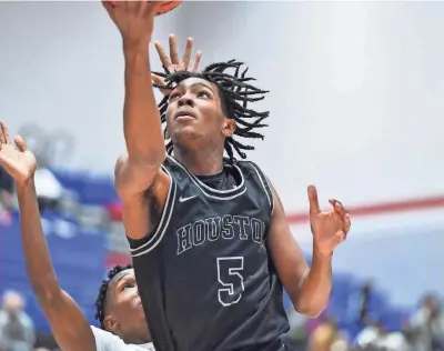  ?? JUSTIN FORD / FOR COMMERCIAL­APPEAL.COM ?? Houston senior Jonathan Lawson, seen during a Jan. 22 game at Bartlett, is the reigning Class AA Mr. Basketball and Gatorade Tennessee Player of the Year.