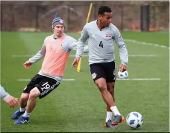  ?? /RED BULLS ?? Tyler Adams intenta un pase ante la presión de Alex Muyl en una práctica.