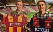  ?? BRADFORD CITY FOTO: ?? Verteidige­r Lachlan Barr (l.) und Angreifer Joel Grodowski zeigen bei ihrer Vorstellun­g in Bradford die Trikots des englischen Drittligis­ten.