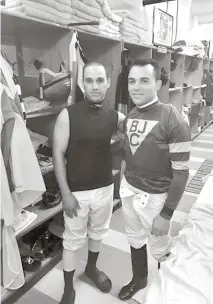  ??  ?? Los jinetes Joel Rosario e Inoel Beato, juntos en el camerino en Pimlico