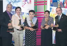  ??  ?? Ulises Rivera, Maribel Lieberman, Guillermin­a Cuéllar, sor María Teresa Gonzales y Enrique Aguilar Paz, en los Premios Identidad 2018.