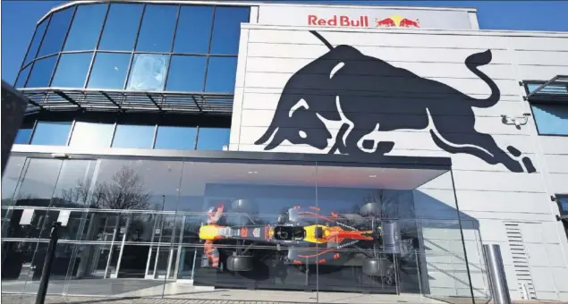  ??  ?? Entrada a la factoría de Red Bull Racing en Milton Keynes (Inglaterra), donde la escudería austriaca montará sus propios motores a partir de la próxima temporada.