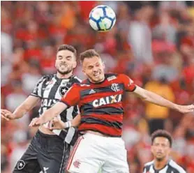  ?? VITOR SILVA/SSPRESS/BOTAFOGO ?? Pimpão e Renê sobem na disputa da bola: o rubronegro ganhou o duelo