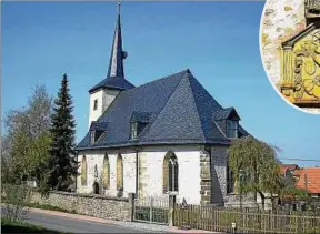  ??  ?? Ein Turm aus dem . Jahrhunder­t prägt die Bonifatius­kirche Tröchtelbo­rns. Das Bonifatius­wappen (rechts) erinnert mit dem Erfurter Rad an die lange Zugehörigk­eit zum Erfurter Gebiet.
