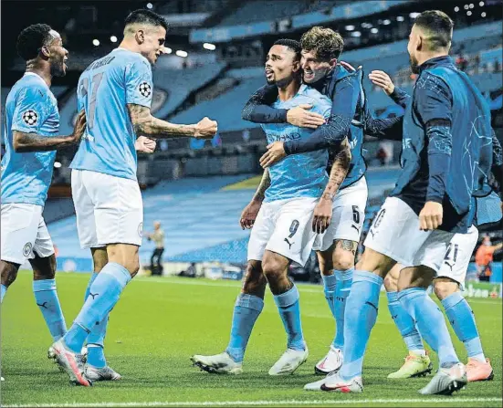  ?? POOL / EFE ?? Els jugadors del City celebrant amb Gabriel Jesus el segon gol de l’equip anglès