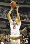  ?? NHATV. MEYER/STAFF ?? Arizona’s Chance Comanche (21) takes a shot against Xavier during the first half.