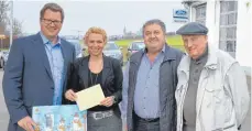  ?? FOTO: CHRISTOPH KLAWITTER ?? Joachim Farger übergibt an Heidi Lehleiter den Hauptgewin­n, Manfred Löffler und Lions-Club-Mitglied Ottokar Greiner freuen sich mit ihr (von links).