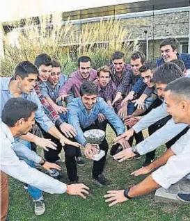  ?? (SERGIO CEJAS) ?? Oda al trofeo. Los campeones de Jockey continuaro­n su festejo ayer en el diario. Es la tercera vez que ganan la Liga Nacional.