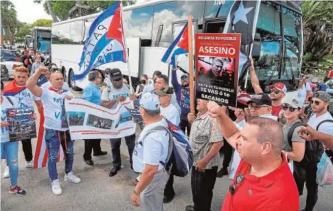  ?? // EFE ?? Cubanos de Miami toman un autobús para ir a protestar frente a la embajada de Cuba en Washington