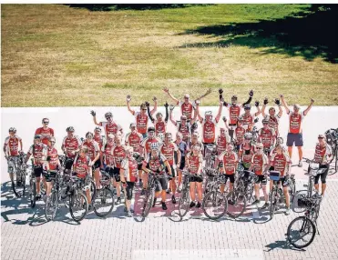  ?? FOTO: ANNE ORTHEN ?? Die Teilnehmer der Radtour-pro-Organspend­e machten auf ihrer 500 Kilometer langen Tour halt am Benrather Sana-Krankenhau­s. Sie wollen auf ihrer Tour auf das Thema Organspend­e aufmerksam machen.