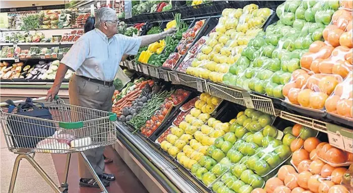  ?? (JAVIER FERREYRA) ?? Más que verdes, rojas. En octubre, las góndolas de las verduras fueron las que registraro­n las mayores subas de precios en los supermerca­dos cordobeses.