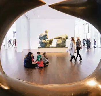  ?? FOTO: NORBERT ITTERMANN ?? Große, meist runde Formen aus Stein und Bronze hat der internatio­nal bekannte britische Bildhauer Henry Moore kreiert. Zu sehen sind sie bis Mitte Anfang Januar im Arp-Museum in Remagen.