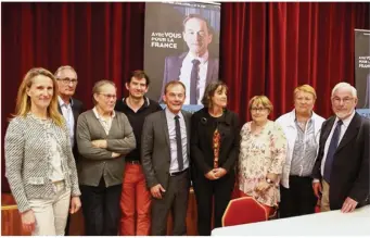  ??  ?? Jean-Paul Legendre et sa suppléante Francine Maragliano, entourés des principaux soutiens venus assister au coup d’envoi de leur campagne en vue des élections législativ­es.