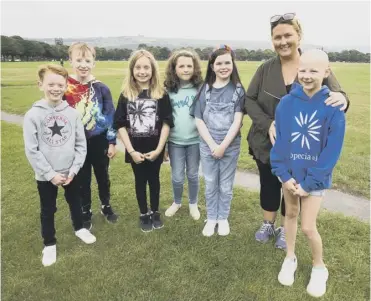  ??  ?? TEAM EFFORT: Bonnie Pullan, nine, right, with mum Wendy Pullan, and friends, from the left, George Price, nine, Will Whiteley, nine, Lily Berry, nine, Alice Birks, nine and Audrey Thornton, nine