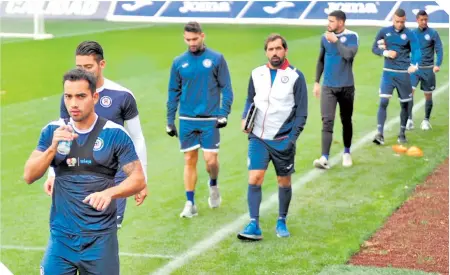  ?? / FOTO: ALEJANDRO VILLA ?? Jugadores de Cruz Azul saben que al equipo le urge ganar a como de lugar.