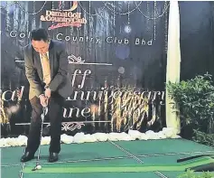  ??  ?? Roslan putts to launch the club’s 21st Staff and Anniversar­y Dinner at Damai Beach Resort recently.