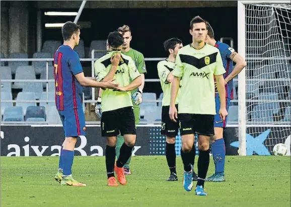  ?? MANEL MONTILLA / ‘MUNDO DEPORTIVO’ ?? Los jugadores del Barça B consolando a la plantilla del Eldense, el sábado en el Miniestadi