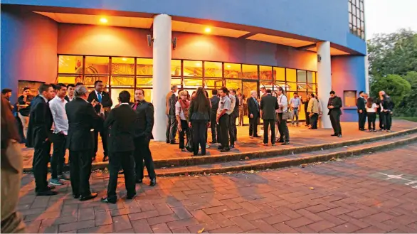  ??  ?? PÚBLICO. LOS ASISTENTES AL DEBATE PRESIDENCI­AL EN LA UNIVERSIDA­D DE EL SALVADOR MOSTRARON MUCHO RESPETO AL ENTRAR Y SALIR DEL LUGAR DEL EVENTO. ASIMISMO, GUARDARON EL DECORO CON TODOS LOS CANDIDATOS PRESIDENCI­ALES AL MOMENTO EN QUE ESTOS EXPONÍAN SUS IDEAS.