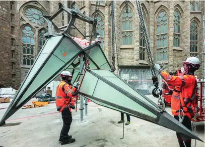  ?? ?? Operarios con la estrella que coronará la nueva torre del templo de Gaudí