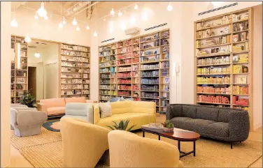  ?? The Wing/TORY WILLIAMS ?? The Wing,a chain of women-only co-working spaces and social clubs, organizes books by spine color, a very Instagram-friendly design.